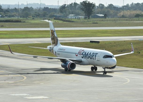El primer vuelo del puente aéreo entre Montevideo y Buenos Aires.