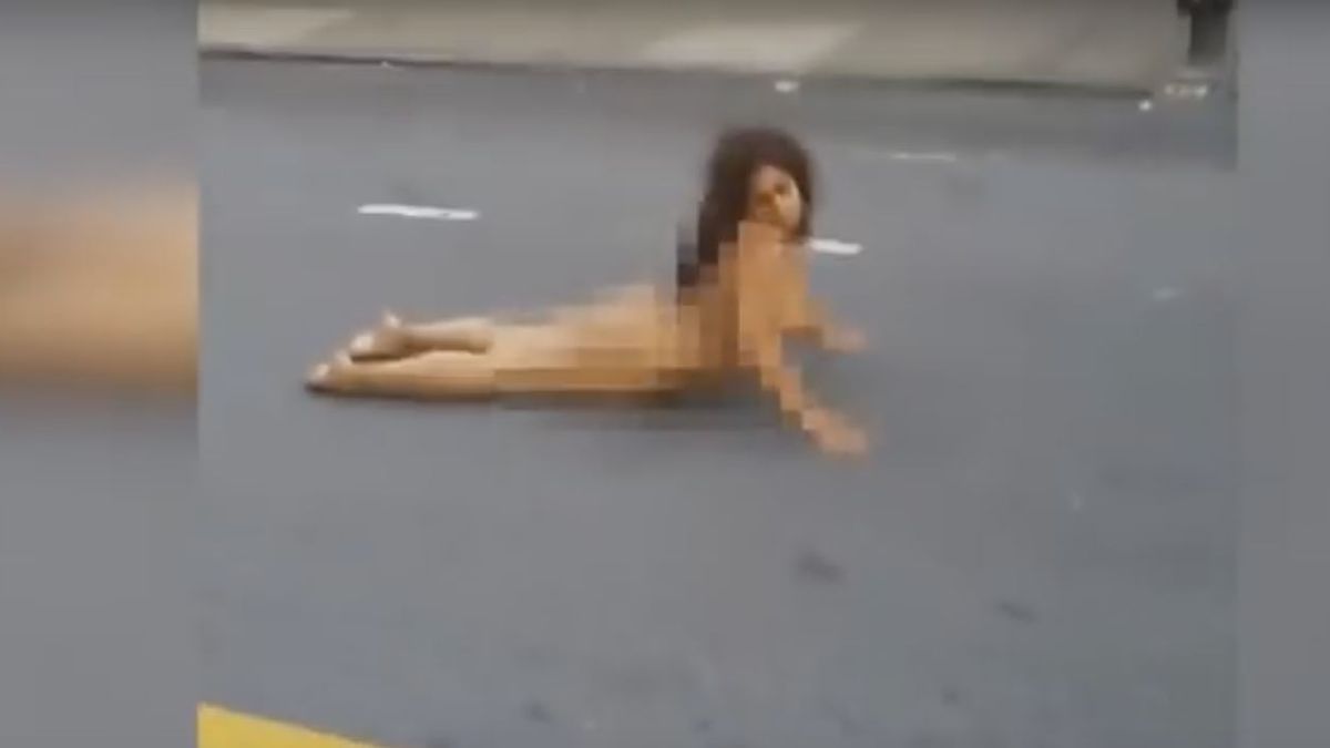 VIDEO: Una mujer drogada y desnuda se tiró en el medio de la calle