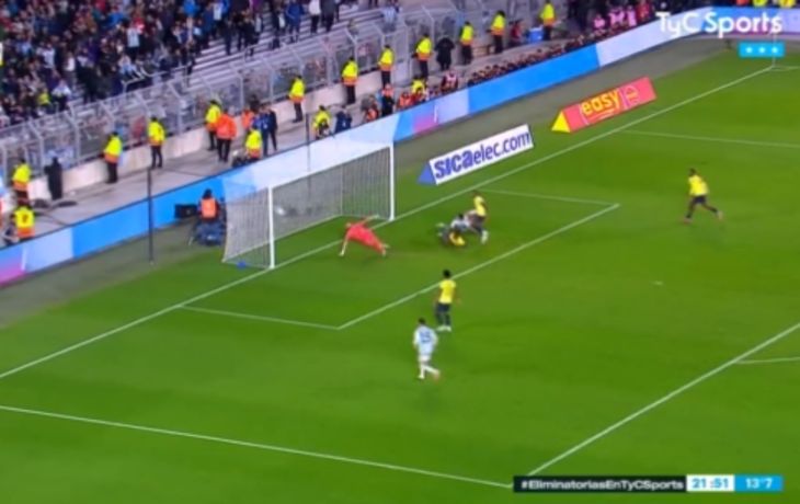 La chance más clara en el primer tiempo: el palo de Lautaro Martínez