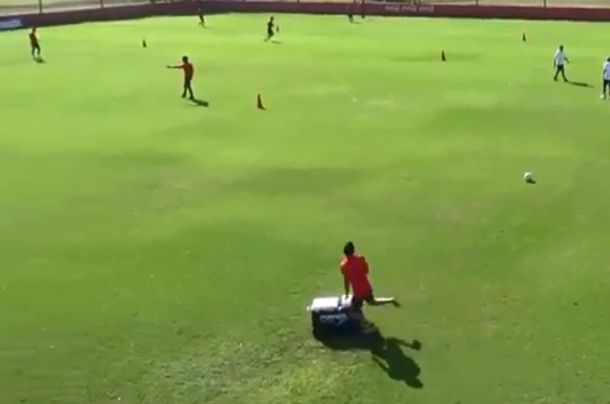 El terrible blooper de un juvenil de Independiente durante una práctica