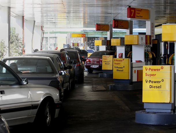 Largas filas para cargar combustible por el paro de Camioneros
