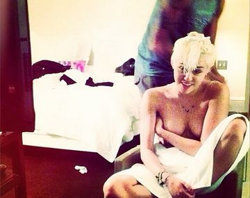El desnudo de Miley Cyrus mientras le cortan el pelo