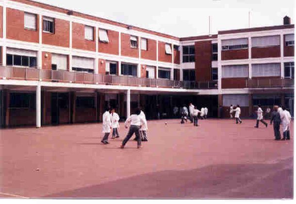 Ahora denuncia que un profesor abusó de él en 1997