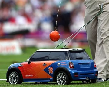 Los mini Mini Coopers asisten a los atletas en los JJ.OO.