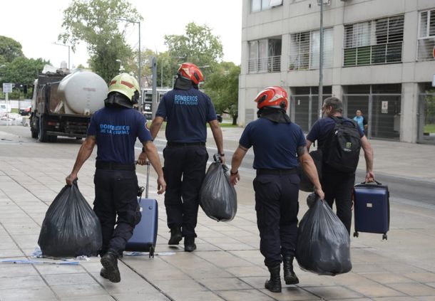 Derrumbe en Parque Patricios: bomberos asisten a vecinos para ingresar en viviendas a recuperar pertenencias