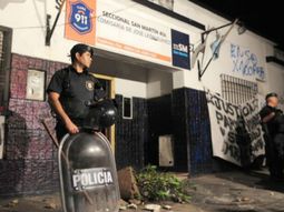 Cinco policías fueron detenidos acusados de instalar un desarmadero en una comisaría de San Martín.