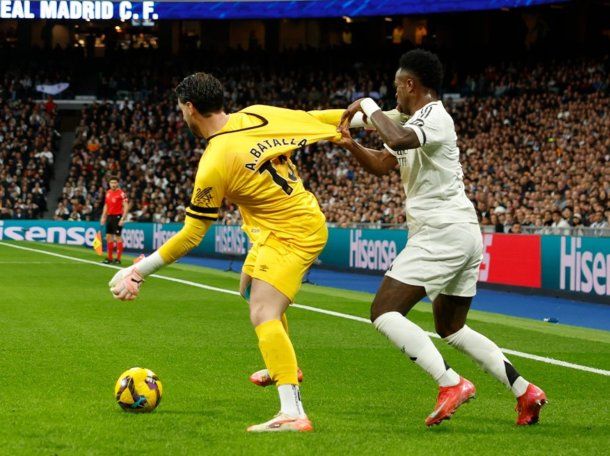 Video: el amague de Augusto Batalla a Vinícius Jr. en la visita de Rayo Vallecano a Real Madrid