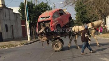 indignante: traslada un fiat 600 en un carro tirado por un caballo indignante: traslada un fiat 600 en un carro tirado por un caballo