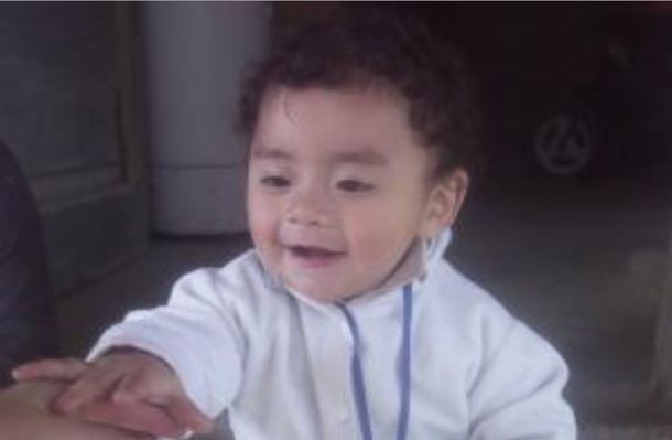 El bebé que tomó ácido de batería continúa internado y está muy grave