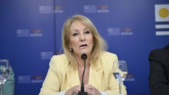 Carolina Cosse podría ser llamada a dar explicaciones por el aumento del precio de los boletos en la capital uruguaya. Carolina Cosse podría ser llamada a dar explicaciones por el aumento del precio de los boletos en la capital uruguaya.