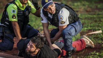 Un manifestante es reducido por la policía mientras protestaba contra el gobierno de Michel Temer Un manifestante es reducido por la policía mientras protestaba contra el gobierno de Michel Temer