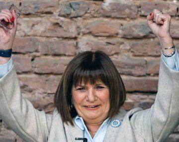 Patricia Bullrich entregó a policías viviendas que habían sido asignadas por PROCREAR a otras personas