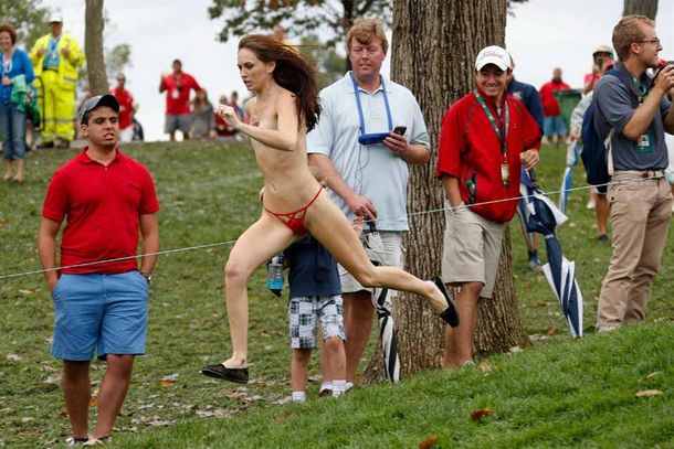 Cumplió una apuesta y se desnudó en un torneo de golf