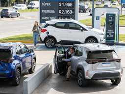 Aumento de combustibles: ¿conviene comprar un auto a nafta, híbrido o eléctrico? Aumento de combustibles: ¿conviene comprar un auto a nafta, híbrido o eléctrico?