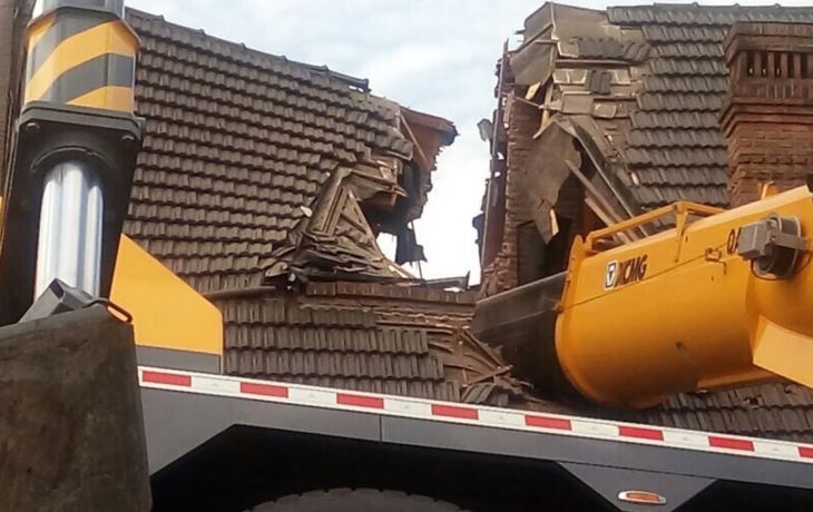 Sacaron la grúa del techo de la casa que quedó destruida pero continúan los trabajos