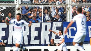 con dos goles de pavone, velez logro su primer triunfo del torneo ante central con dos goles de pavone, velez logro su primer triunfo del torneo ante central