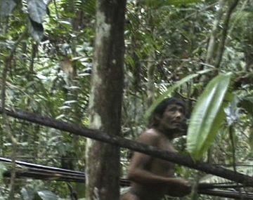 Difunden imágenes de una tribu aislada de la sociedad