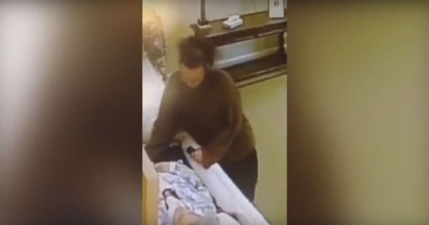 Indignante: robó el anillo de bodas a una fallecida