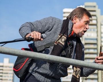 Un hombre se subió al escenario con un cuchillo amenazando a la gente. (rosario3.com)