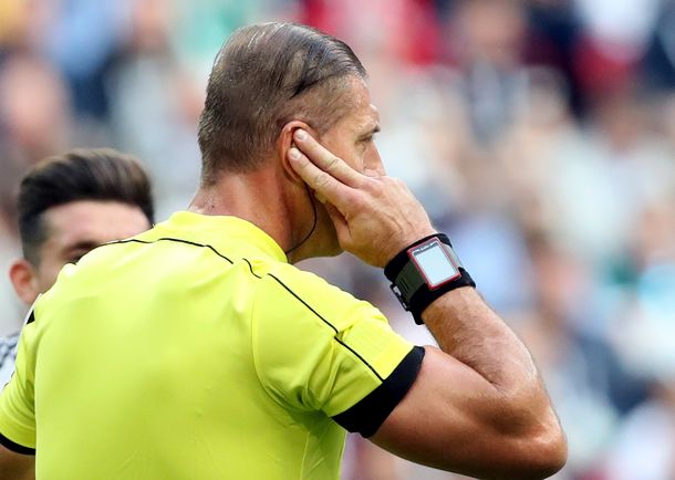 Néstor Pitana se la jugó y anuló un gol con la tecnología: ¿tenía razón?