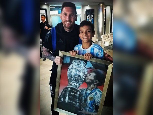 Un nene le pintó un cuadro a Lionel Messi: la reacción del astro