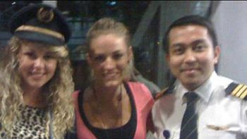 Jonti Roos, una pasajera que viajó en diciembre de 2011 viajó junto a su amiga Jaan Maree y que fueron invitadas por el copiloto FariqAb Habid a pasar una hora en la cabina del avión, charlando y fumando, mientras viajaba de Phuket (Tailandia) a Kuala L Jonti Roos, una pasajera que viajó en diciembre de 2011 viajó junto a su amiga Jaan Maree y que fueron invitadas por el copiloto FariqAb Habid a pasar una hora en la cabina del avión, charlando y fumando, mientras viajaba de Phuket (Tailandia) a Kuala L