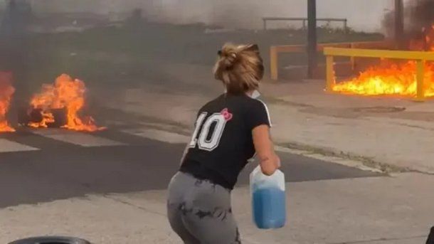 Horror en Paraná: familiares y amigos de un preso muerto se prendieron fuego frente a la cárcel