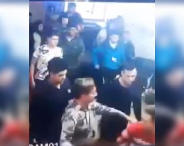 Arman una fiesta clandestina y terminan a las trompadas