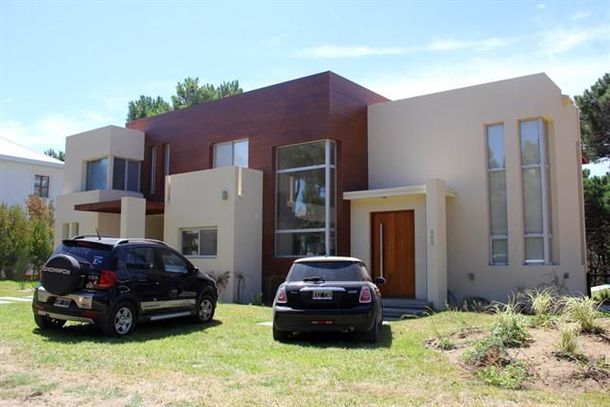 Leo Fariña, otra vez en problemas: veranea en una casa que figura como baldío