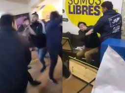Batalla campal en Derecho UBA entre militantes del peronismo y libertarios por una mesa