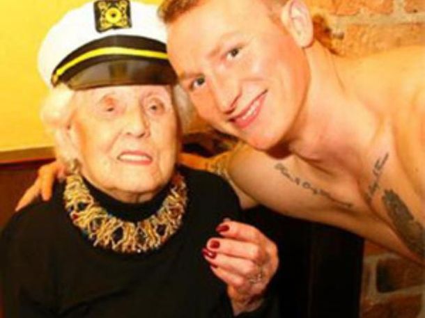 Una abuela pidió festejar sus 100 años con un stripper