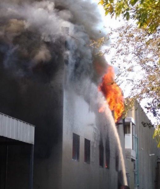 Voraz incendio destruyó una fábrica de motos en Córdoba