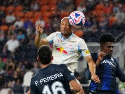 En un partido demorado por tormentas, RB Salzburg venció 2-1 a Pachuca por el grupo del Real Madrid