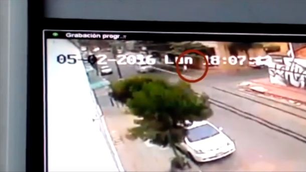 Creyeron que había muerto atropellada, pero un video reveló el verdadero motivo