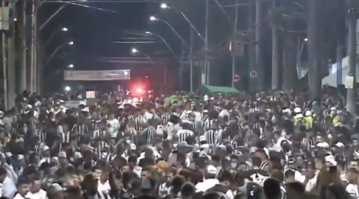 ¿Y la pandemia? Una multitud de hinchas del Mineiro, en la previa al choque con River
