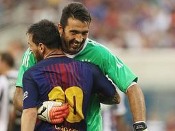 El abrazo entre Messi y Buffon El abrazo entre Messi y Buffon