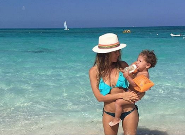 Las vacaciones de Jimena Barón en la playa junto a su hijo