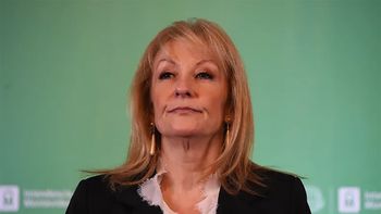 Carolina Cosse, intendenta de Montevideo, desistió del nuevo impuesto que buscaba cobrar por la circulación de transporte de combustible en la capital uruguaya. Carolina Cosse, intendenta de Montevideo, desistió del nuevo impuesto que buscaba cobrar por la circulación de transporte de combustible en la capital uruguaya.