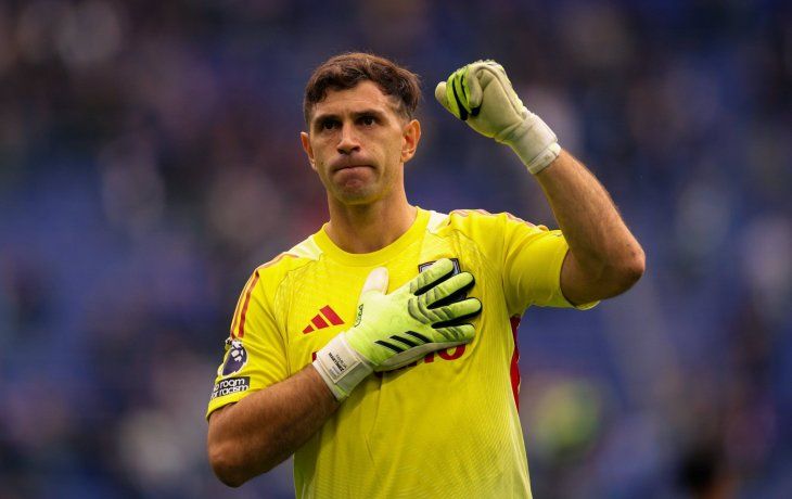El Dibu Martínez volvió al Aston Villa e impactó con dos tremendas atajadas