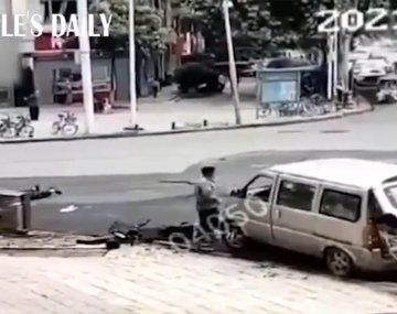 La Impactante explosión de una alcantarilla en China: voló parte del asfalto y provocó heridos