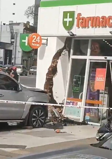 Impresionante choque en Caballito: una camioneta se incrustó en una farmacia