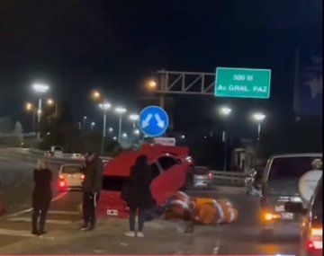Impresionante choque en el Acceso Oeste: un auto terminó sobre el guardarraíl