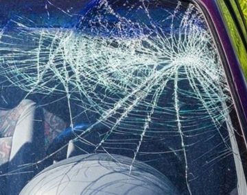 Mové el culito: la acosó desde un auto y ella le destrozó el parabrisas a piedrazos