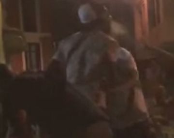 Escándalo en España: un futbolista de la Liga escupió a su novia en plena calle