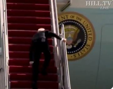 VIDEO: El blooper de Joe Biden al subir al Air Force One que se volvió viral