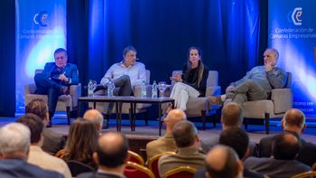 Omar Paganini, ministro de Industria Energía y Minería; Nicolás Jodal, CEO de Genexus; Ximena Somer, directora ejecutiva y co-fundadora de Anima; y Richard Read, exdirigente sindical. Omar Paganini, ministro de Industria Energía y Minería; Nicolás Jodal, CEO de Genexus; Ximena Somer, directora ejecutiva y co-fundadora de Anima; y Richard Read, exdirigente sindical.