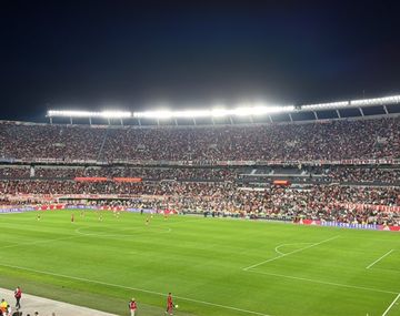 Que se vayan todos...: el inédito cántico de los hinchas de River