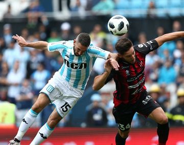 Lisandro López pelea para ganar el balón