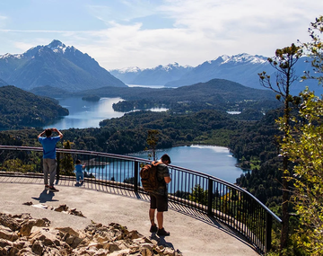 El pueblo de Bariloche con acceso al cerro con una vista 360° desde la cumbre