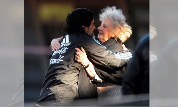 Las Abuelas de Plaza de Mayo también se sumaron a los homenajes por la partida de Diego